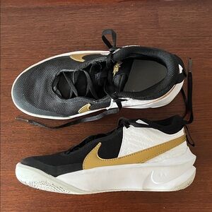 Nike Kids Hustle DX Black and Gold Basketball Shoes/Sneakers